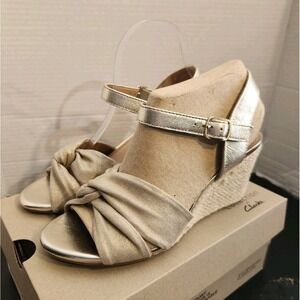 Clarks Women's Margee Beth Gold Wedge Sandal‎ Size 7W Espadrille Leather NEW
